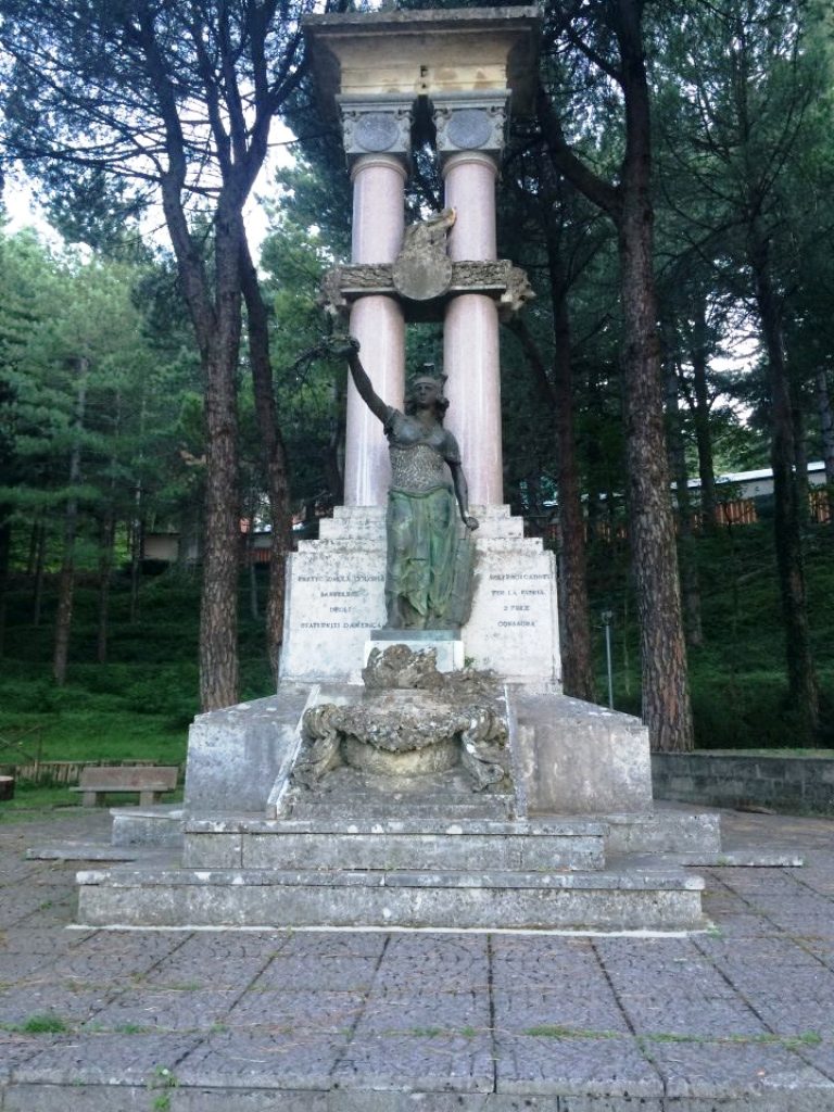 Allegoria della Vittoria come donna vestita all'antica (monumento ai caduti - a tempietto) di Ciocchetti Giuseppe (attribuito) (primo quarto XX sec)