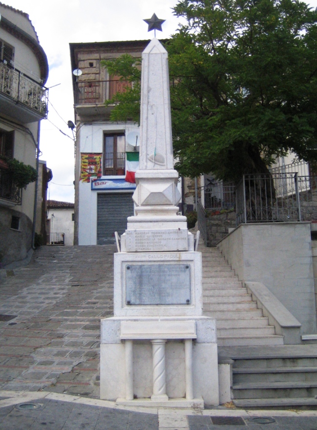 monumento ai caduti - ad obelisco di Gallo Vincenzo (attribuito) (primo quarto XX sec)