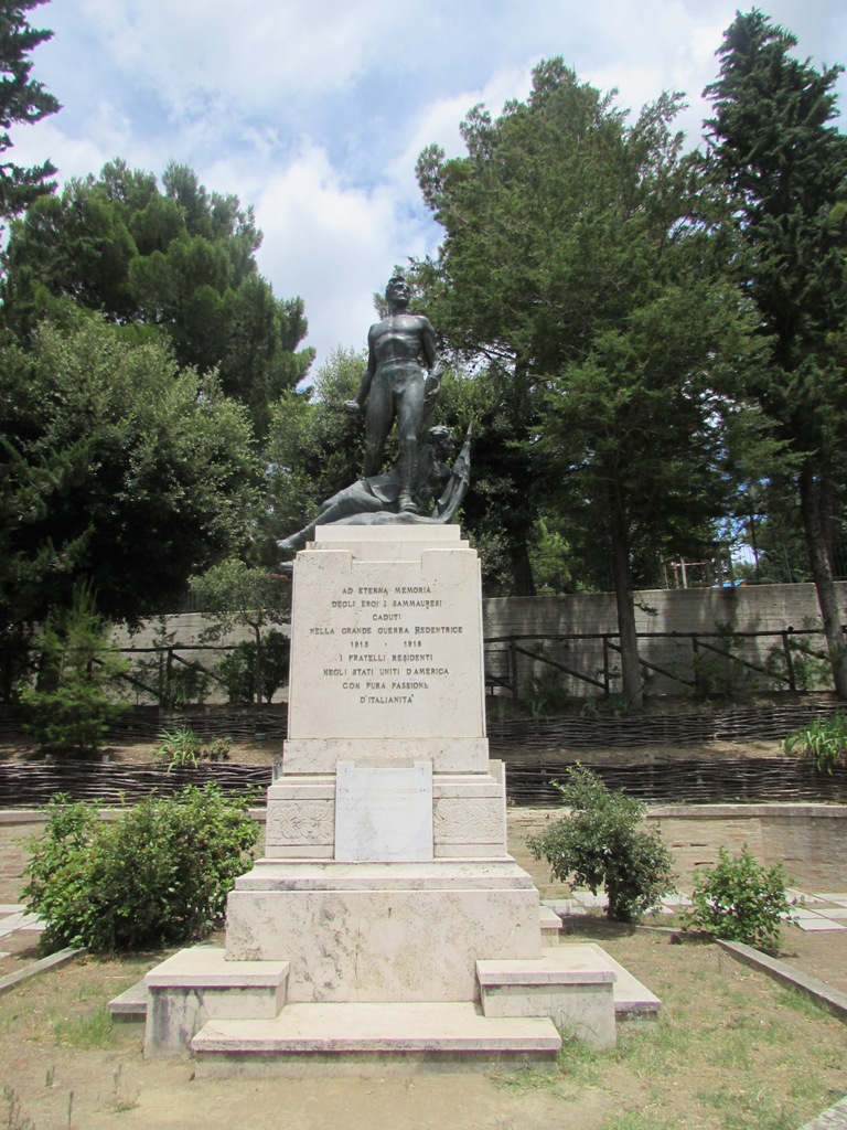 Allegoria della morte del soldato (monumento ai caduti - a cippo) di Ciocchetti Giuseppe (attribuito) (secondo quarto XX sec)