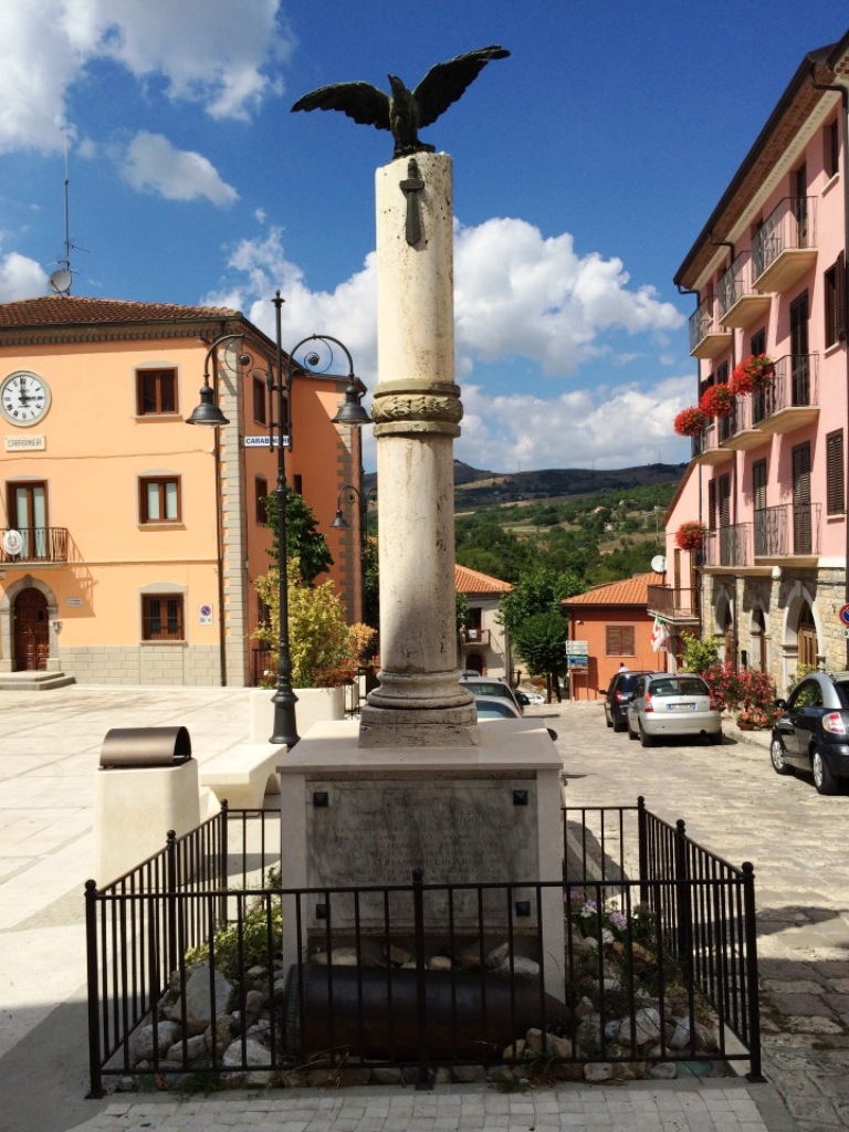 Allegoria della Vittoria come aquila (monumento ai caduti - a colonna spezzata) di Ciocchetti Giuseppe (attribuito) (secondo quarto XX sec)