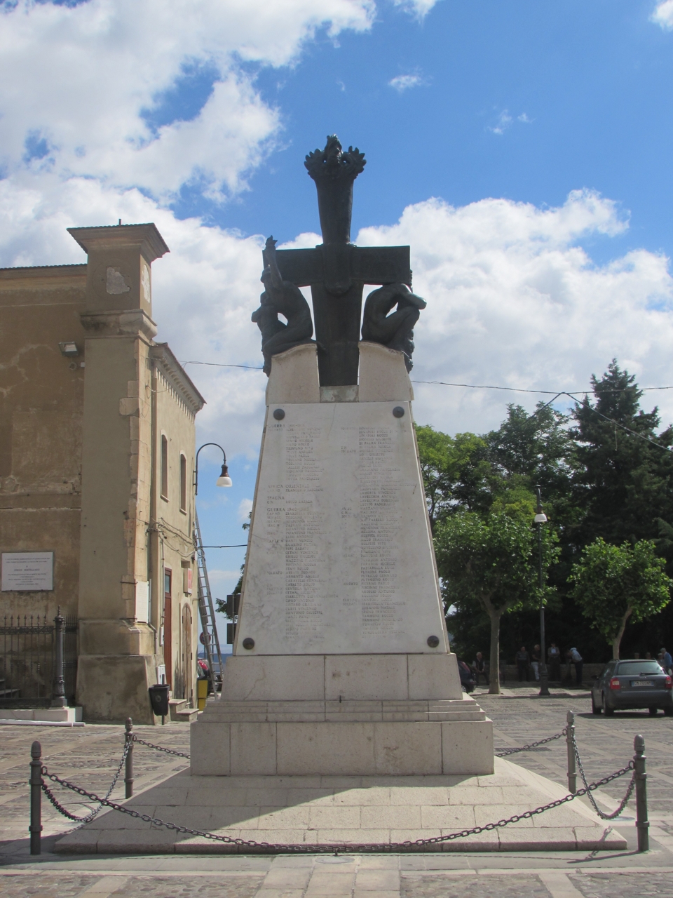 allegoria del soldato come eroe antico (monumento ai caduti - ad obelisco) di Luigi Parisio (attribuito) (primo quarto XX sec)