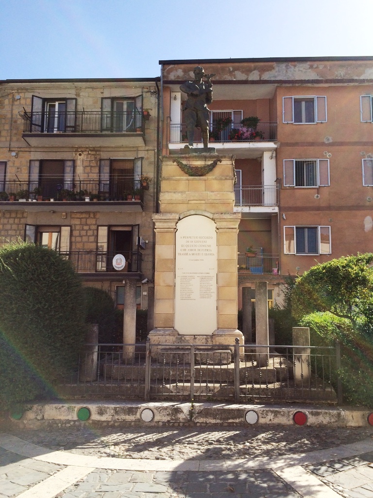 figura di soldato con allegoria della Vittoria (monumento ai caduti - a cippo) di Armento Michele (attribuito) (secondo quarto XX sec)