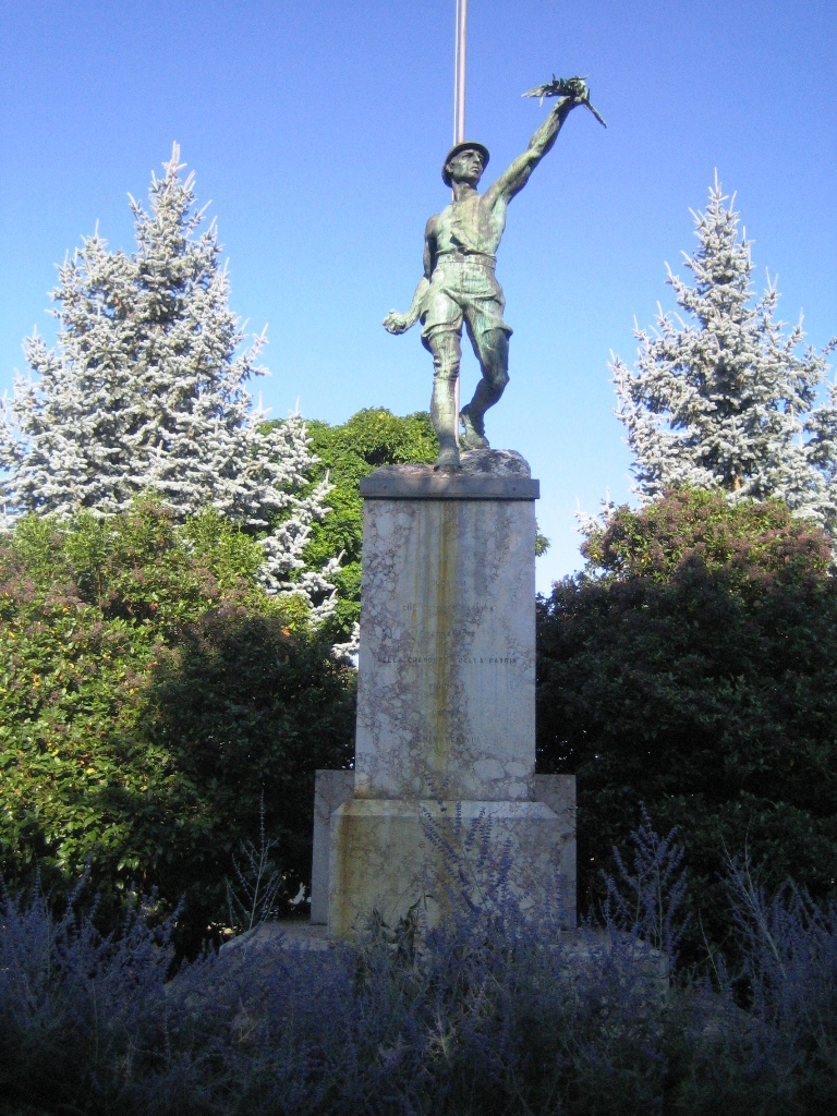 Figura di soldato in combattimento (monumento ai caduti - a cippo) di Edgardo Simone (attribuito) (secondo quarto XX sec)