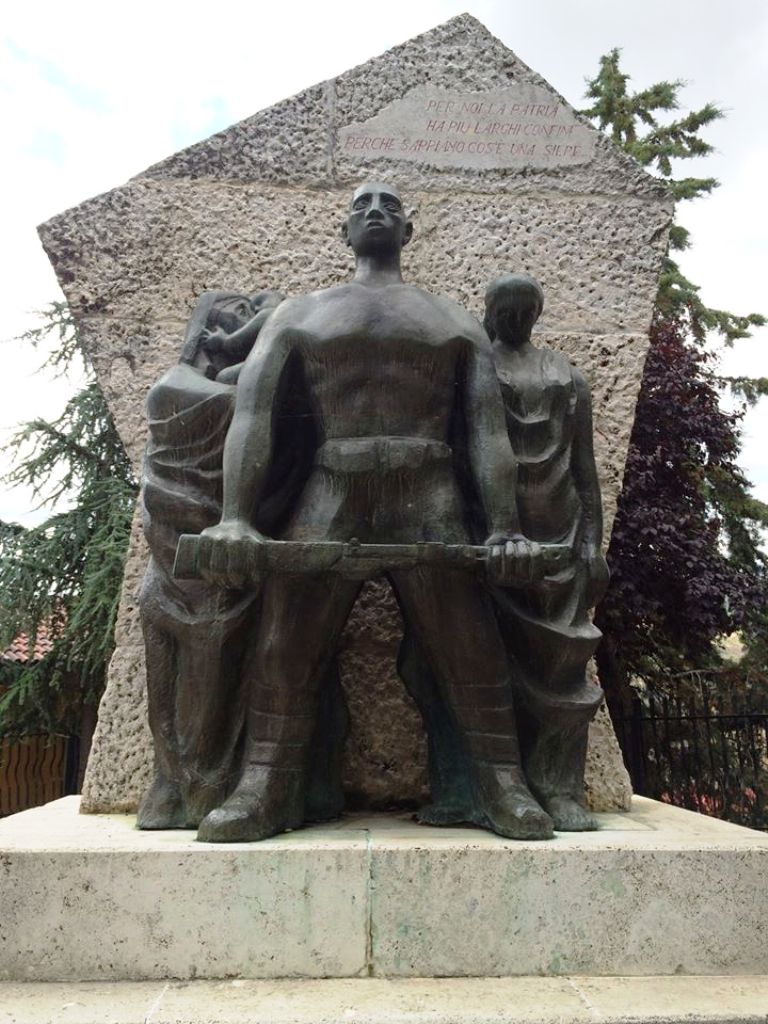 Allegoria del soldato che protegge una mamma col bambino (monumento ai caduti - a lapide) di Ruta Roberto (attribuito) (seconda metà XX sec)