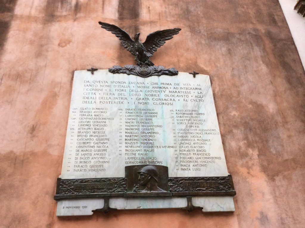 Allegoria della Vittoria come aquila, Figura di soldato (lapide commemorativa ai caduti) - ambito romano (primo quarto XX sec)