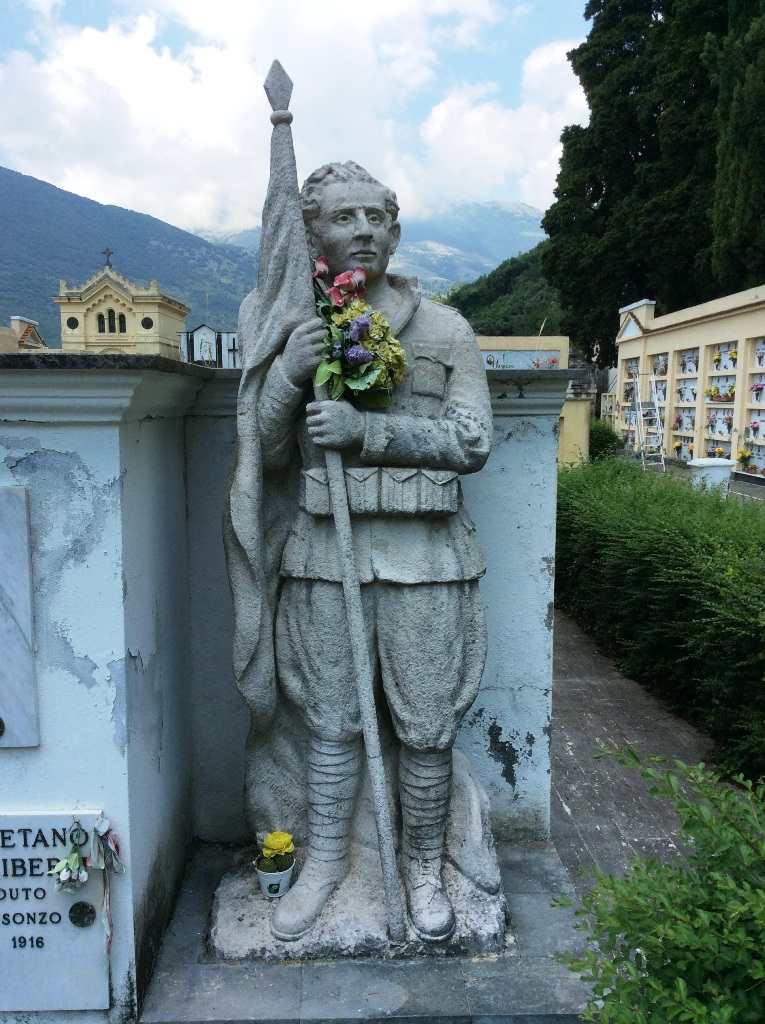 figura di soldato che porta la bandiera (monumento ai caduti) - ambito romano (prima metà XX sec)