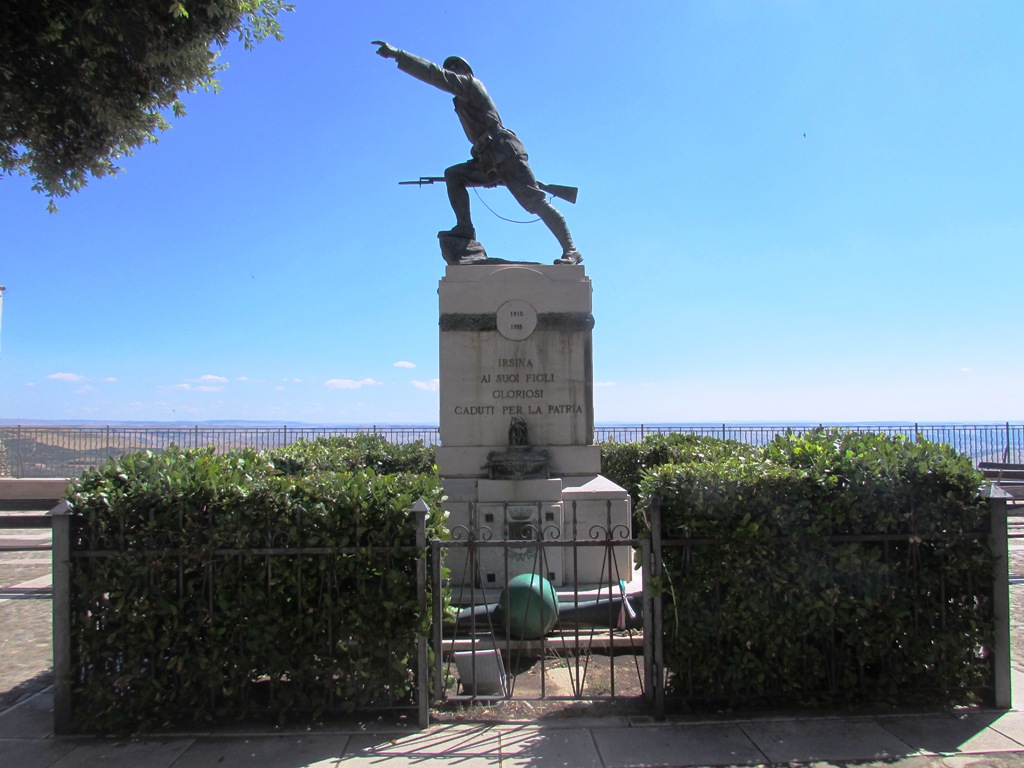 Soldato in combattimento (monumento ai caduti - a cippo) di Ciocchetti Giuseppe (attribuito) (secondo quarto XX sec)