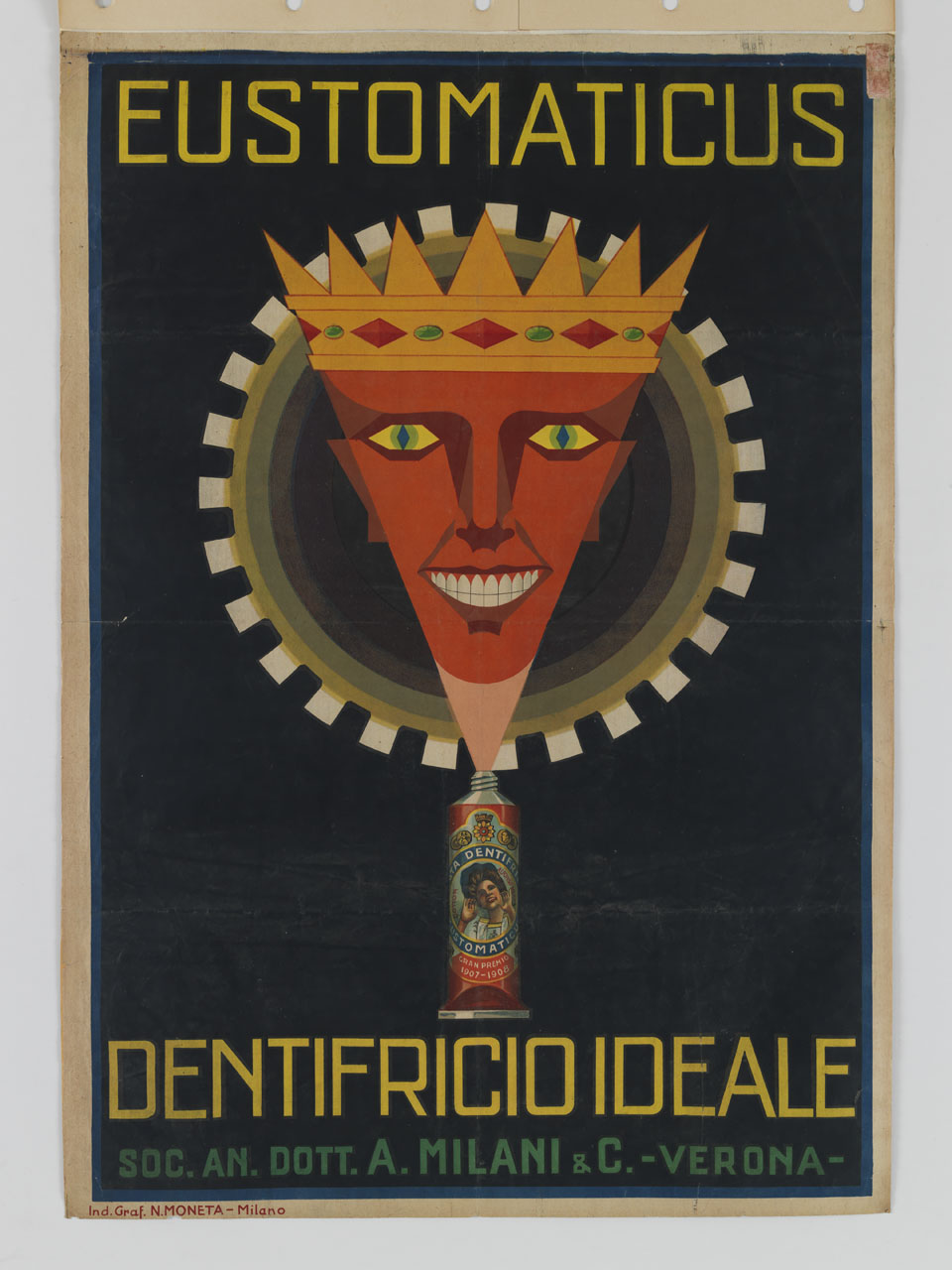 volto stilizzato rosso con corona e bocca aperta a mostrare i denti esce da un tubetto di dentifricio in cui è raffigurato un volto femminile sorridente (manifesto) - ambito italiano (sec. XX)