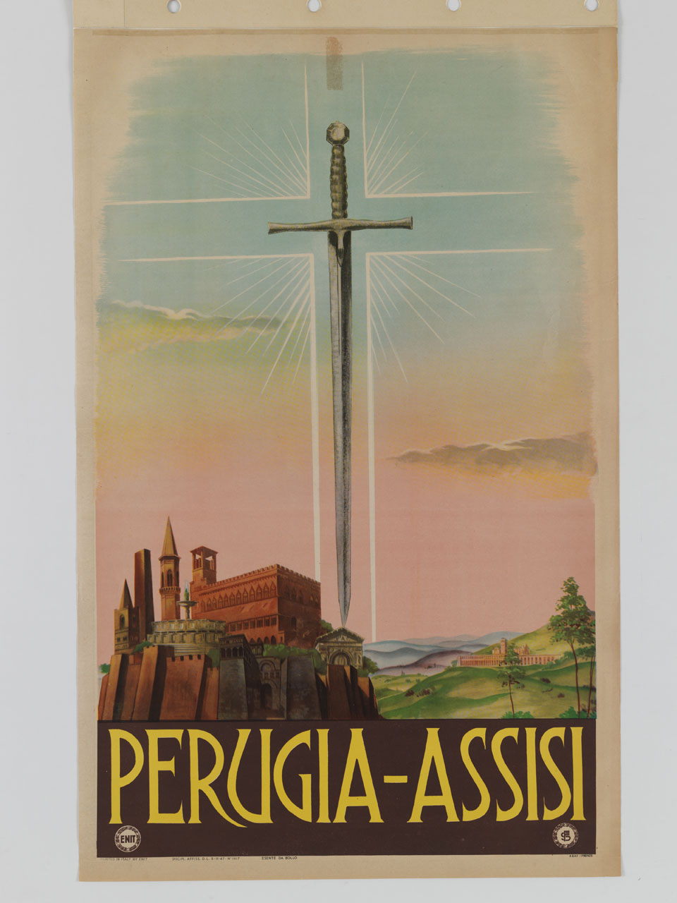 spada di metallo al centro di una croce luminosa che campeggia sopra il centro storico monumentale di Perugia e sullo sfondo Assisi con il complesso santuariale della Basilica e del Sacro Convento (manifesto) - ambito italiano (sec. XX)