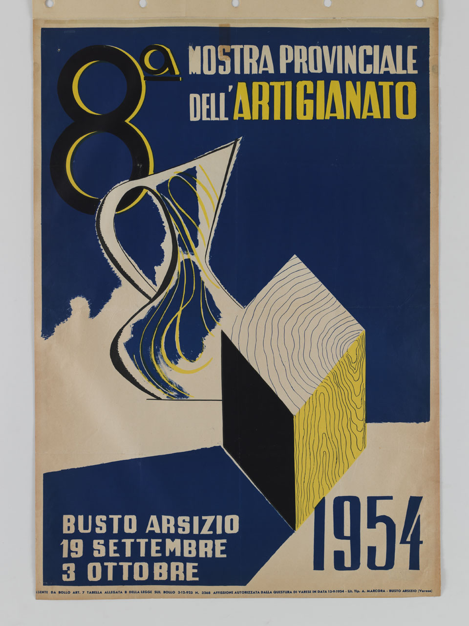 parallelepipedo e brocca in legno su fondo bianco e azzurro (manifesto) - ambito italiano (sec. XX)