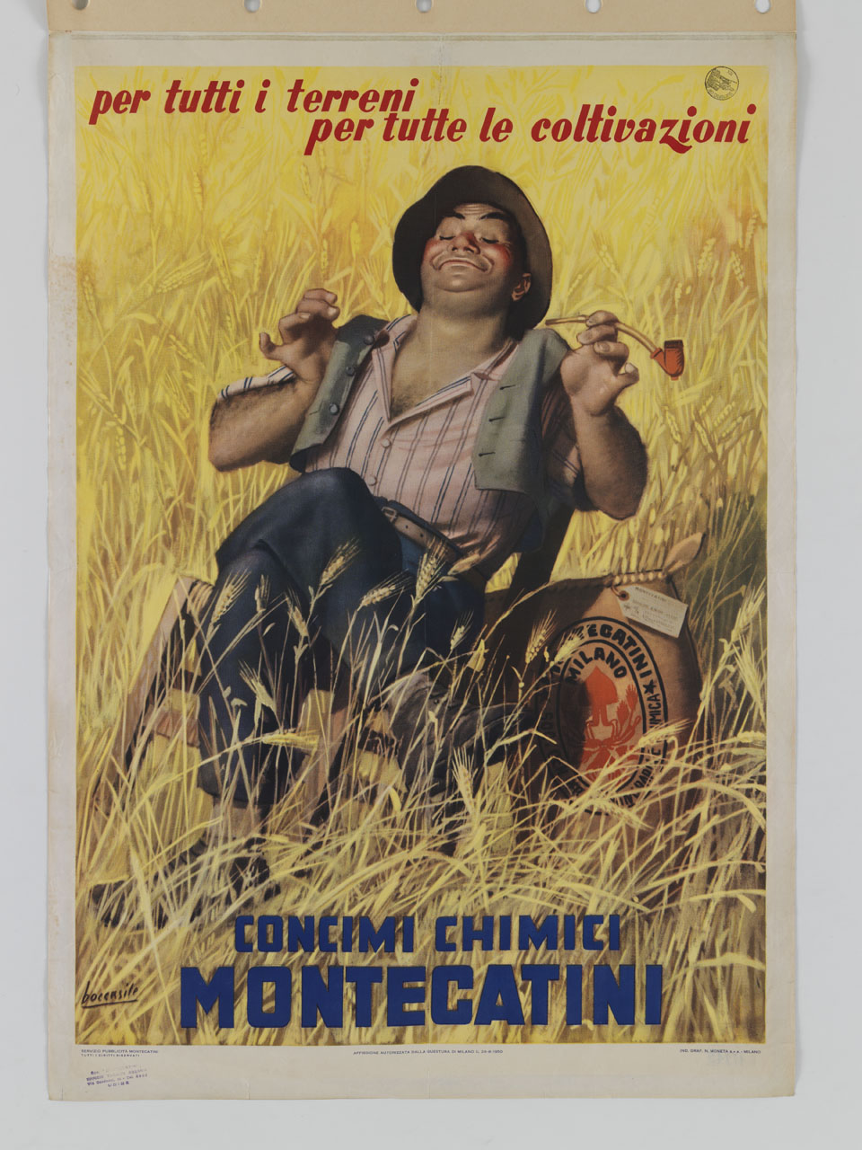 contadino seduto con una pipa in mano in mezzo ad un campo di grano accanto ad un sacco contenente prodotti chimici (manifesto) di Boccasile Gino (sec. XX)