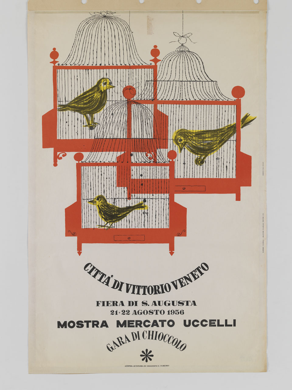 tre uccellini neri e gialli rinchiusi in altrettante gabbie di ferro di colore rosso con piedini e piccole cassettiere (manifesto) di Vignelli Massimo (sec. XX)