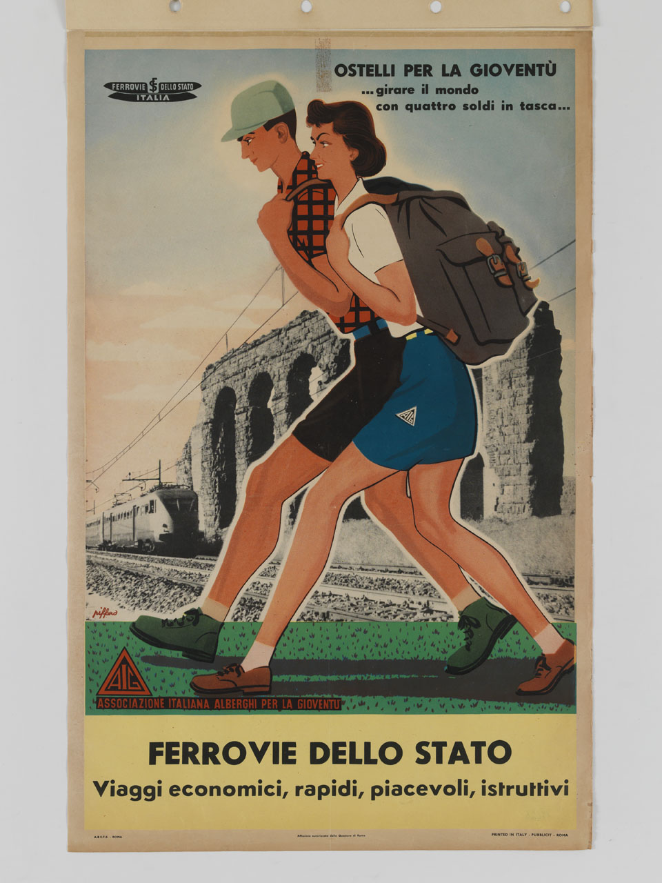 due giovani con zaini davanti ad una serie di archi dell'acquedotto Claudio sull'Appia Nuova e un treno (manifesto) di Piffero Luigi - ambito italiano (sec. XX)