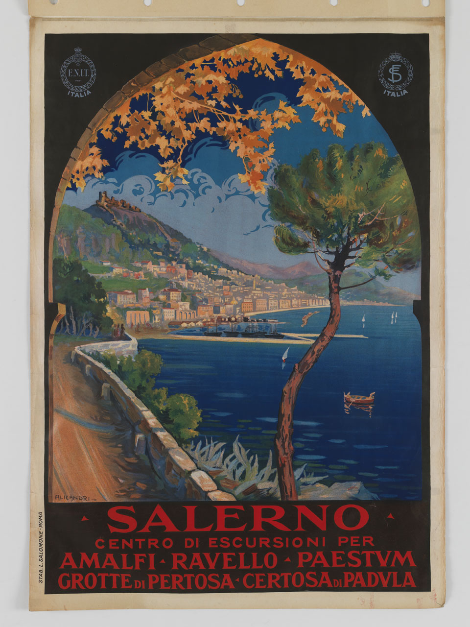 veduta del golfo di Salerno, con la città, la costiera amalfitana, le colline circostanti con il castello di Arechi, visti attraverso un arco ed in primo piano un pino marittimo (manifesto) di Alicandri Vincenzo (sec. XX)