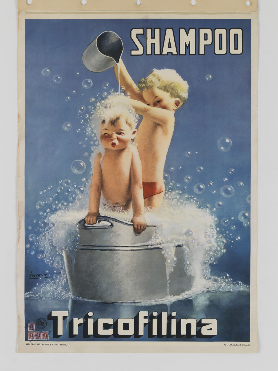 due bambini intenti a lavarsi i capelli dentro una tinozza piena di schiuma (manifesto) di Boccasile Gino (sec. XX)