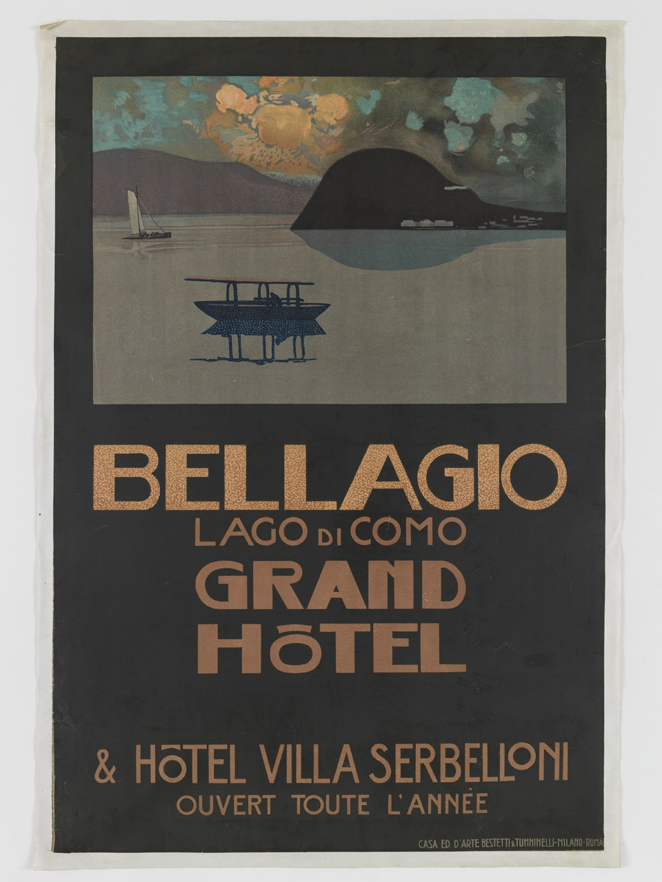 veduta del lago di Como al tramonto, con due barche lariane, Bellagio e Villa Serbelloni sullo sfondo (manifesto) - ambito italiano (sec. XX)