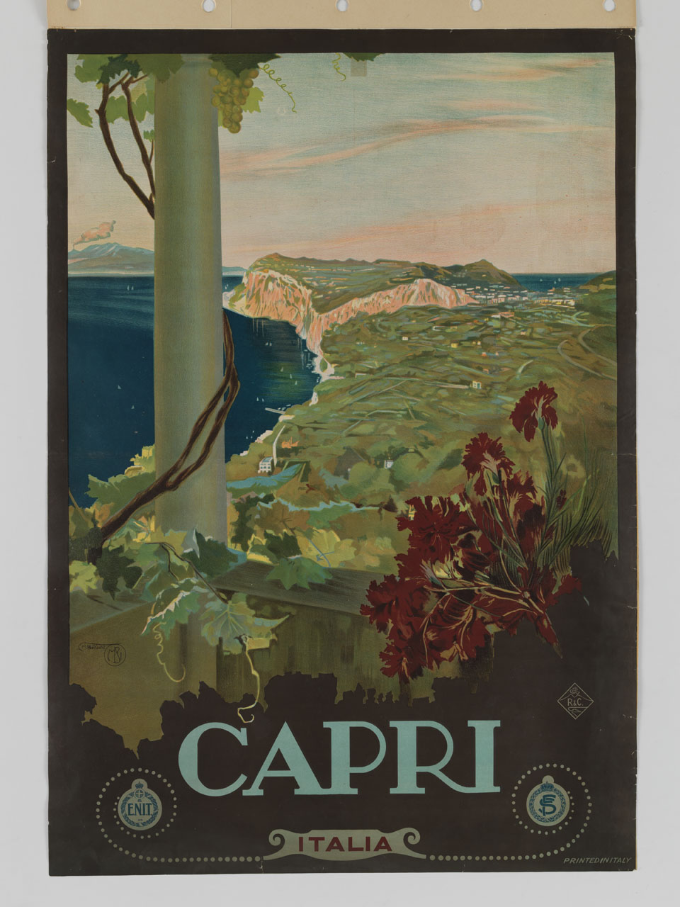 veduta della parte nord est dell'isola di Capri attraverso una loggia con in primo piano una colonna cinta da viti e garofani rossi, sullo sfondo il Vesuvio fumante (manifesto) di Borgoni Mario (sec. XX)