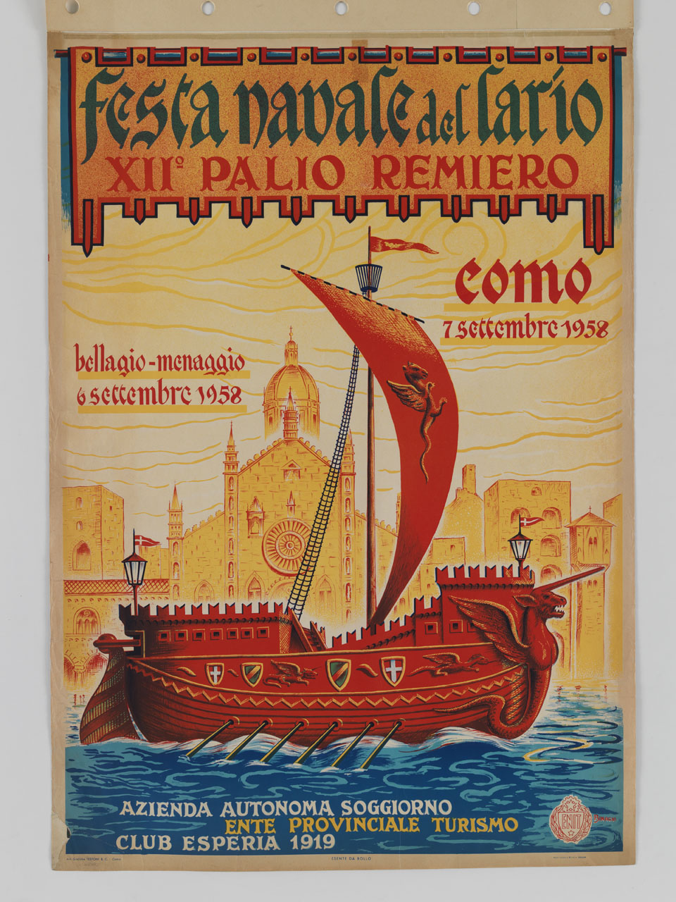 veliero armato in stile medievale veleggia davanti al duomo di Como (manifesto) di Binaghi Luigi (sec. XX)