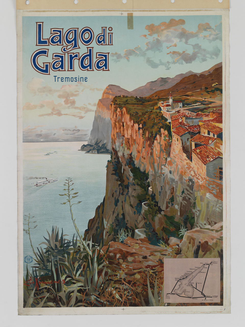 scorcio del lago di Garda con Tremosine arroccato sulla scogliera e riquadro con la mappa del lago e della linea ferroviaria (manifesto) di Ximenes Elio Ettore (sec. XX)
