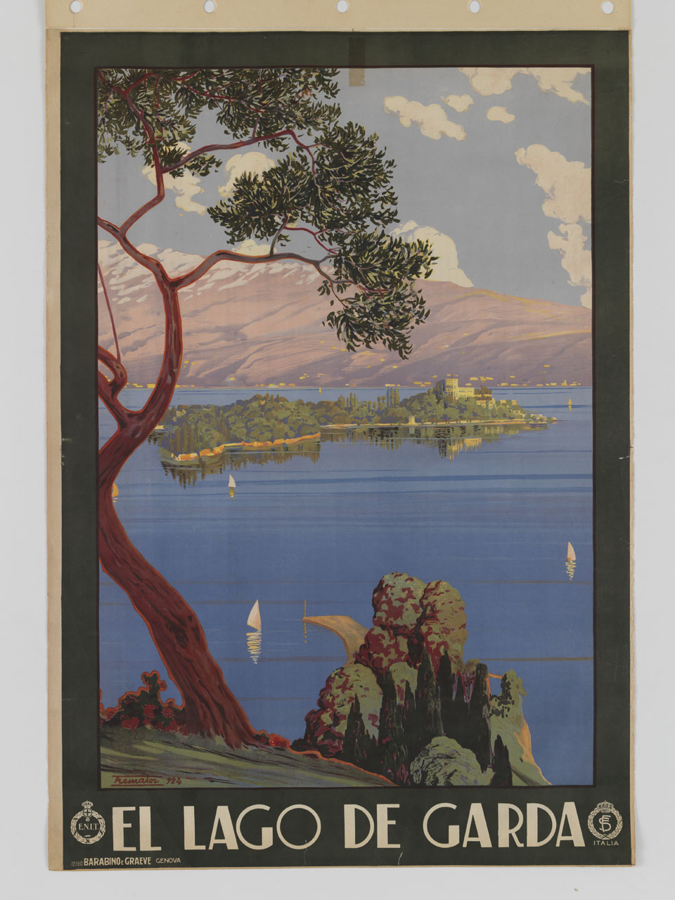 veduta del lago di Garda con l'isola di Garda e un pino marittimo in primo piano (manifesto) di Trematore Severino detto Tremator (sec. XX)