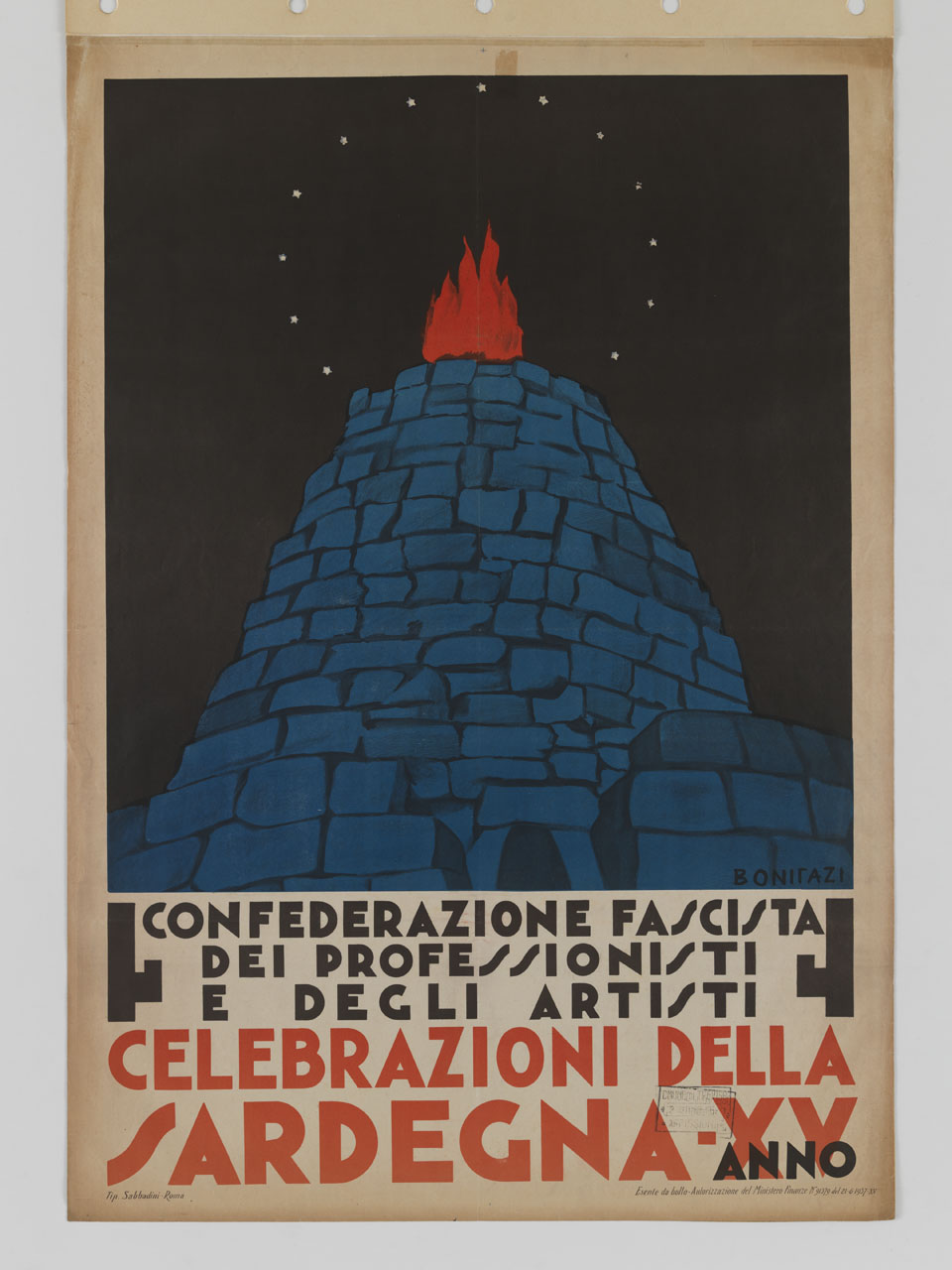 Celebrazioni della Sardegna, un nuraghe a thòlos con fiamma accesa sulla cima, coronata di stelle (manifesto) di Bonifazi Virginio (sec. XX)