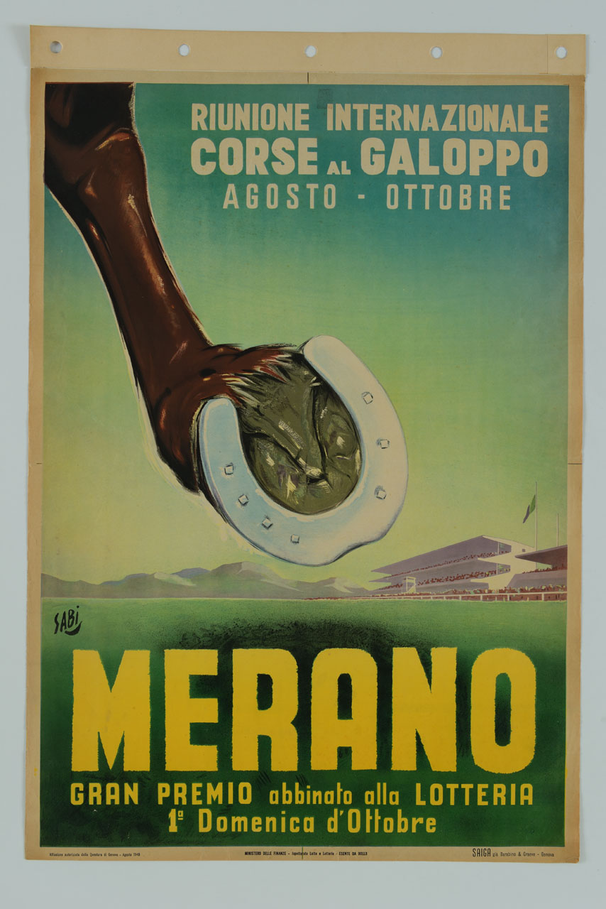 zoccolo ferrato di un cavallo e sullo sfondo l'ippodromo di Merano gremito di persone (manifesto) di Bidasio Degli Imberti Sandro detto Sabi (sec. XX)