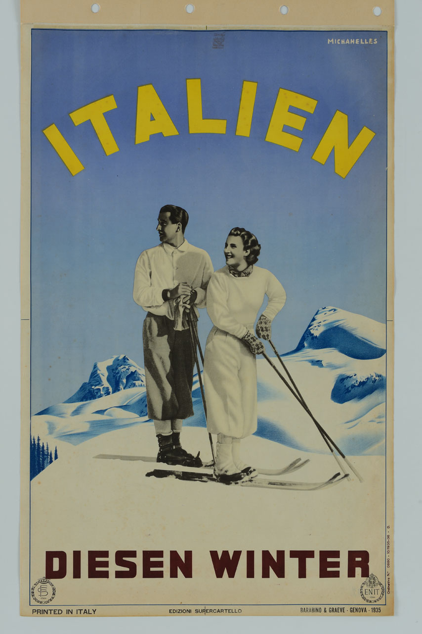 due sciatori, un uomo e una donna, che rivolgono sguardi sorridenti verso le montagne (manifesto) di Michahelles Ruggero Alfredo detto RAM (sec. XX)