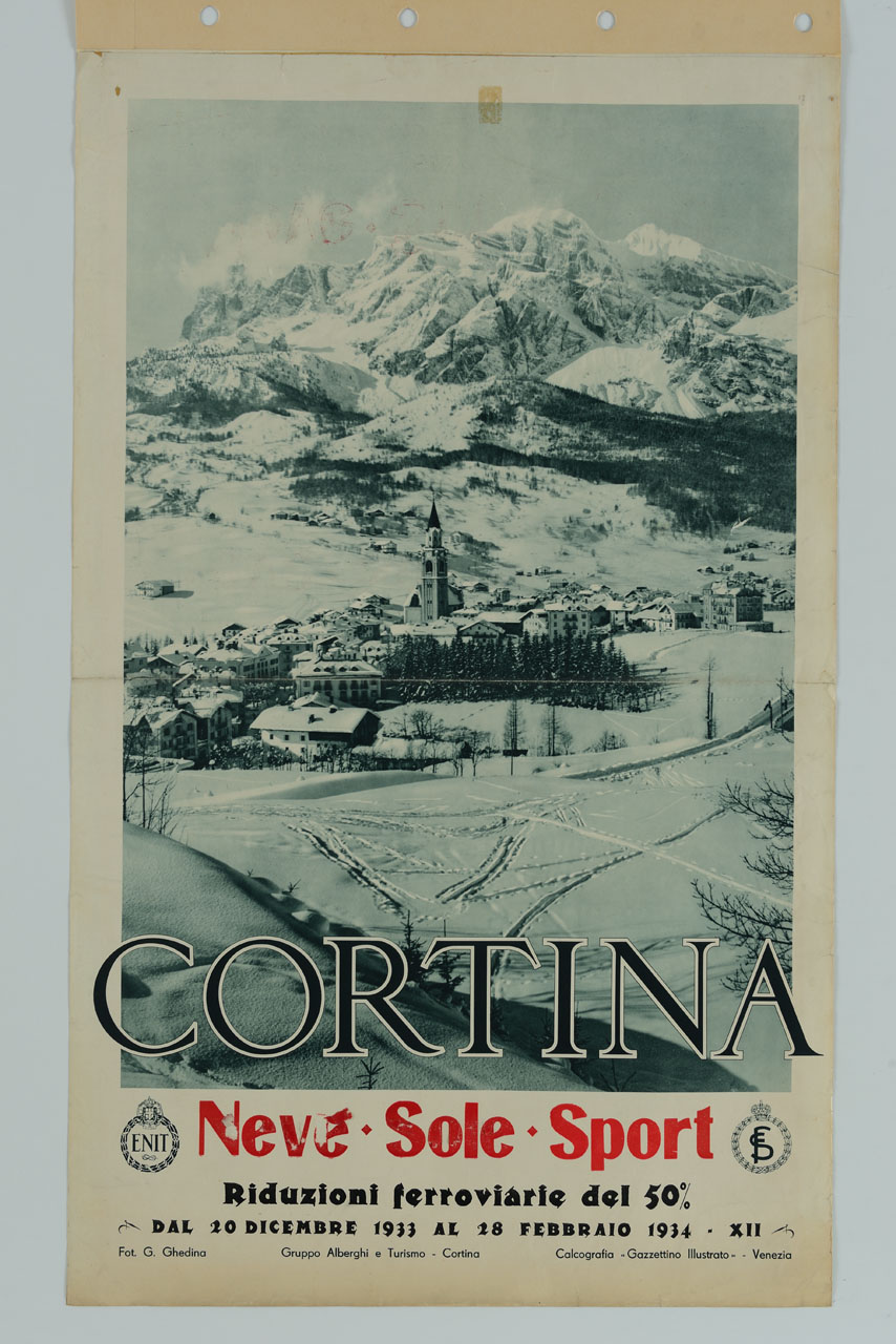 veduta del paese innevato di Cortina d'Ampezzo; sullo sfondo il massiccio delle Tofane (manifesto) di Ghedina Giuseppe (sec. XX)