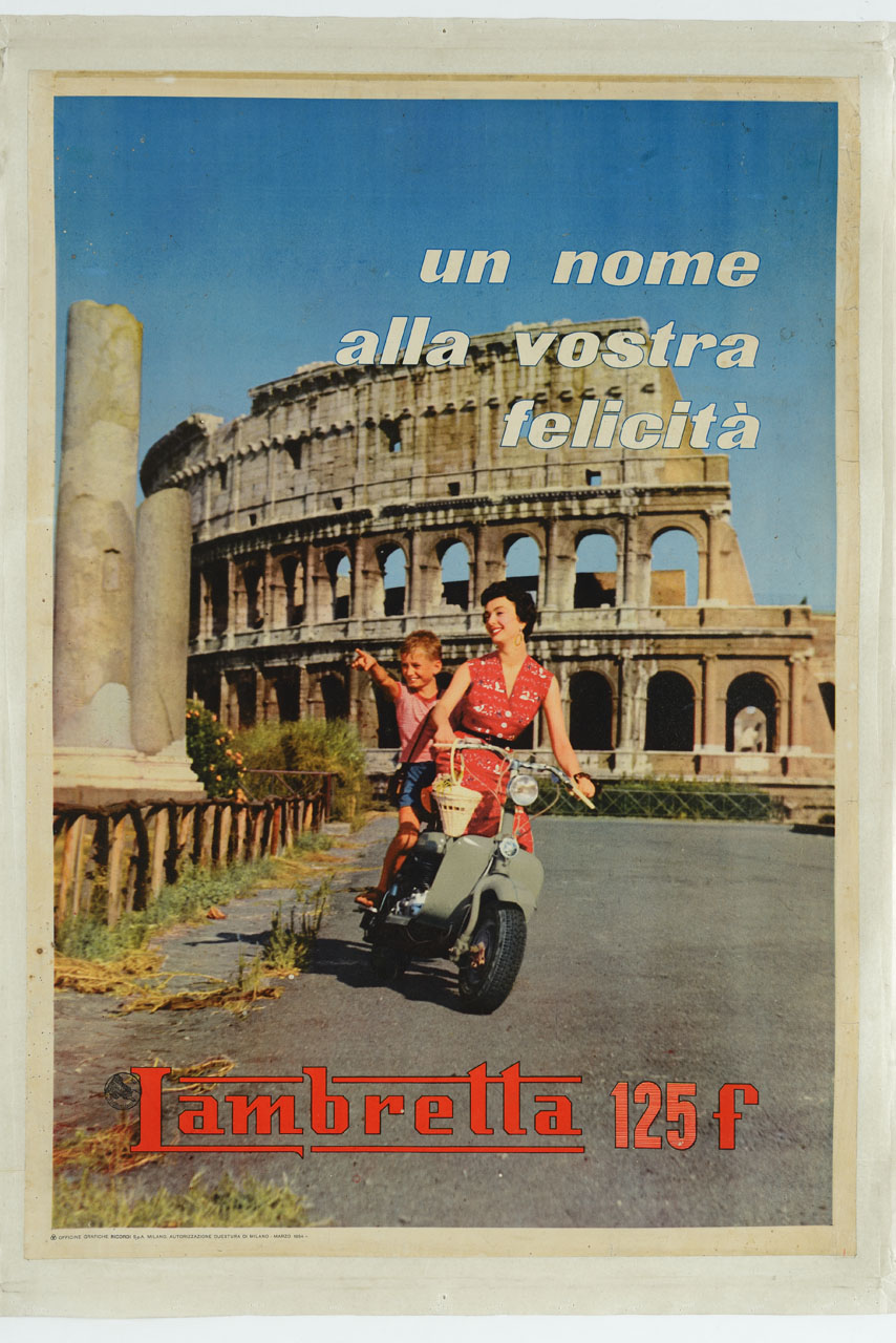 donna e bambino sorridenti su lambretta davanti al Colosseo (manifesto) - ambito italiano (sec. XX)