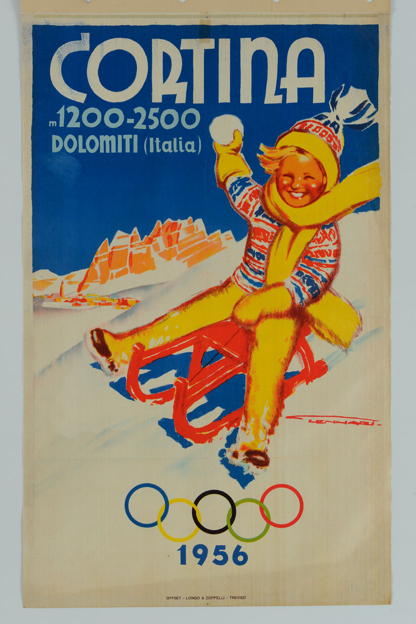 bambino con pantaloni, sciarpa, bordo della cuffia e guanti gialli scende su uno slittino rosso, tenendo una palla di neve in mano; sullo sfondo il paese di Cortina d'Apezzo chiuso dal massiccio delle Tofane; in basso i cinque cerchi olimpici (manifesto) di Lenhart Franz (sec. XX)