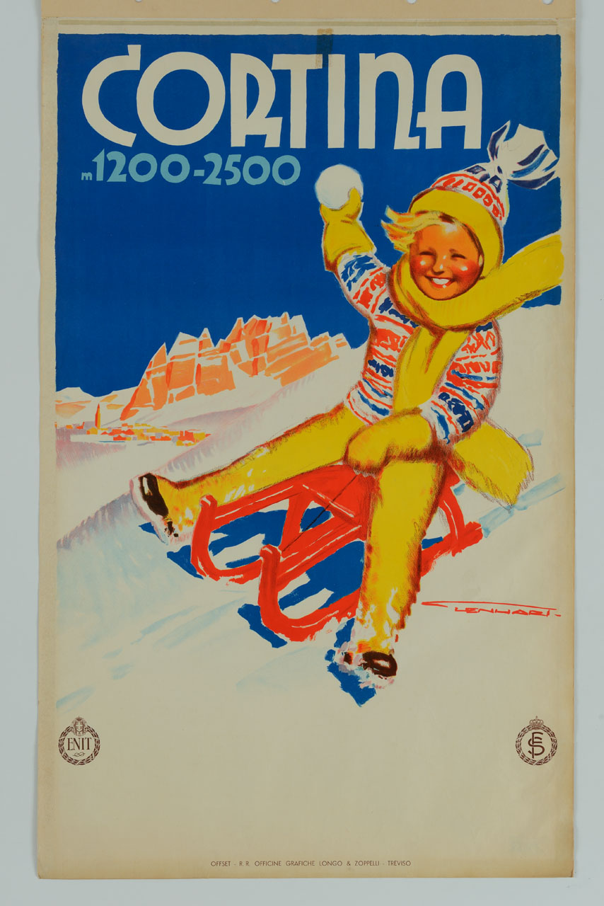 bambino con pantaloni, sciarpa, bordo della cuffia e guanti di color giallo scende su uno slittino rosso, tenendo una palla di neve in mano; sullo sfondo il paese di Cortina d'Apezzo chiuso dal massiccio delle Tofane (manifesto) di Lenhart Franz (sec. XX)