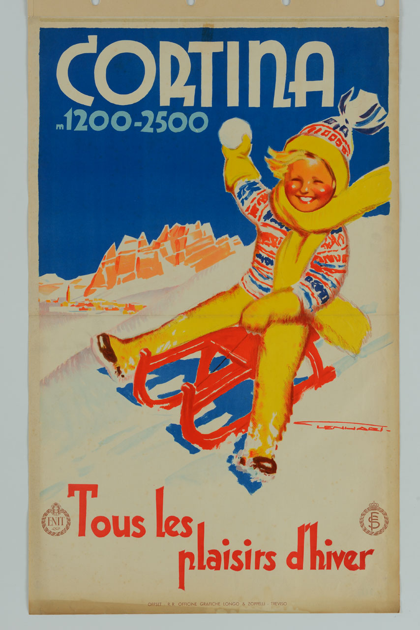 bambino con pantaloni, sciarpa, bordo della cuffia e guanti di color giallo scende su uno slittino rosso, tenendo una palla di neve in mano; sullo sfondo il paese di Cortina d'Apezzo chiuso dal massiccio delle Tofane (manifesto) di Lenhart Franz (sec. XX)