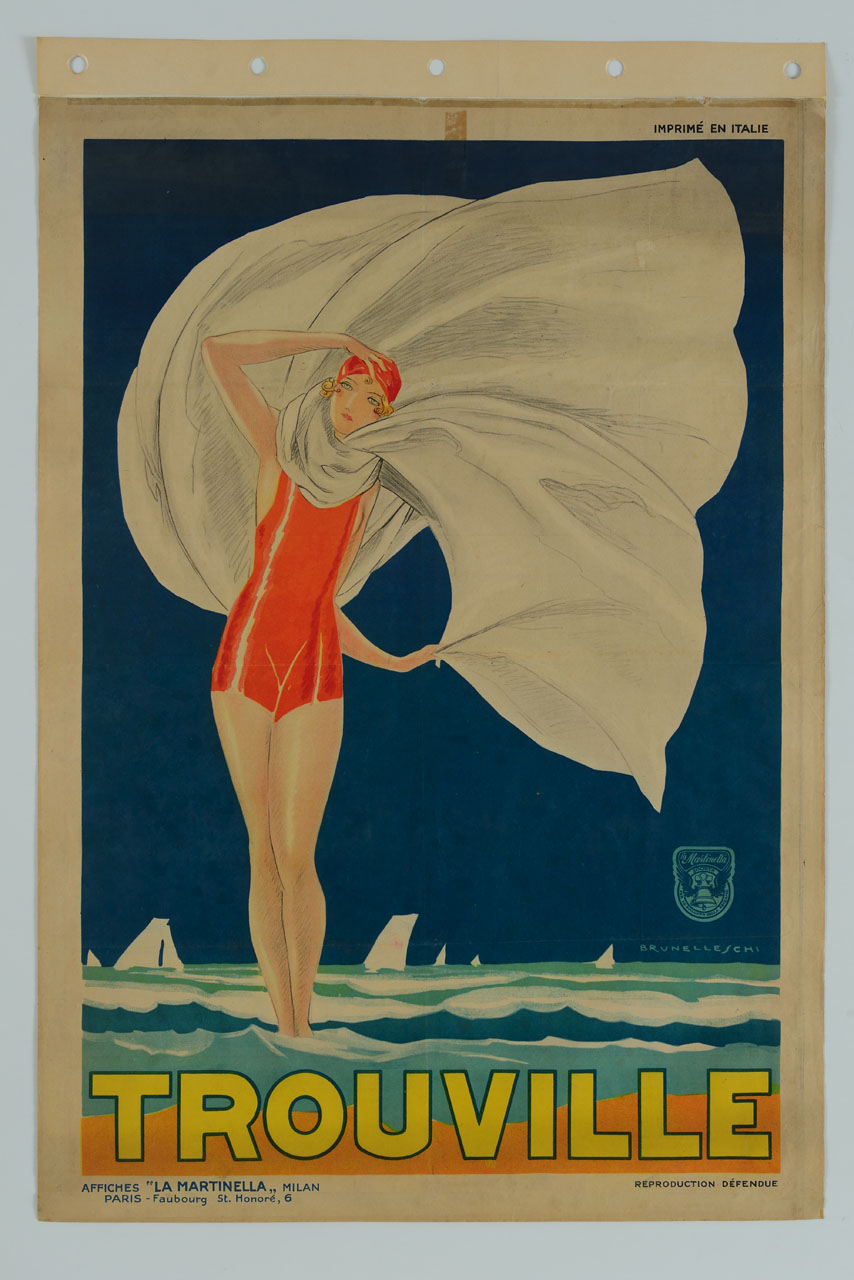donna con costume da bagno rosso e cuffia rossa, dai cui bordi fuoriescono dei riccioli biondi, porta la mano destra alla destra, mentre con la sinistra regge il lembo di un ampio foulard bianco svolazzante; immerge i piedi nell'oceano ondoso (manifesto) di Brunelleschi Umberto (sec. XX)