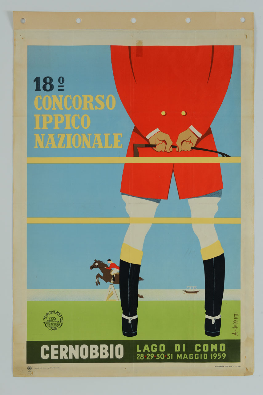 un fantino di spalle osserva la corsa di un concorrente a cavallo, mentre salta un ostacolo; all'orizzonte il profilo del Lago di Como solcato da un battel (manifesto) di Berretti Alessandro (sec. XX)