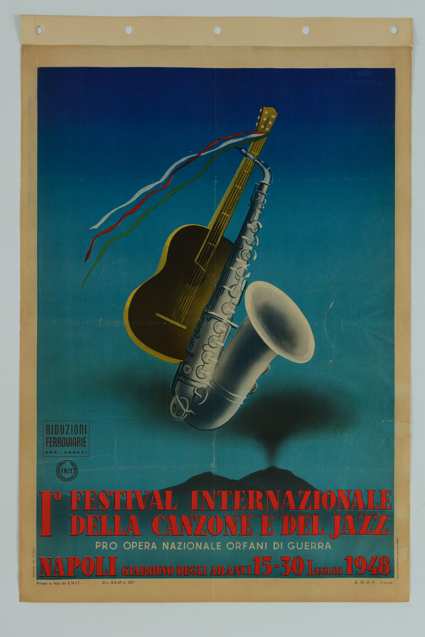 una chitarra classica con tre nastri del tricolore italiano e un sassofono al di sopra del fumo del Vesuvio e del Monte Somma (manifesto) di Barbi Lamberto (sec. XX)