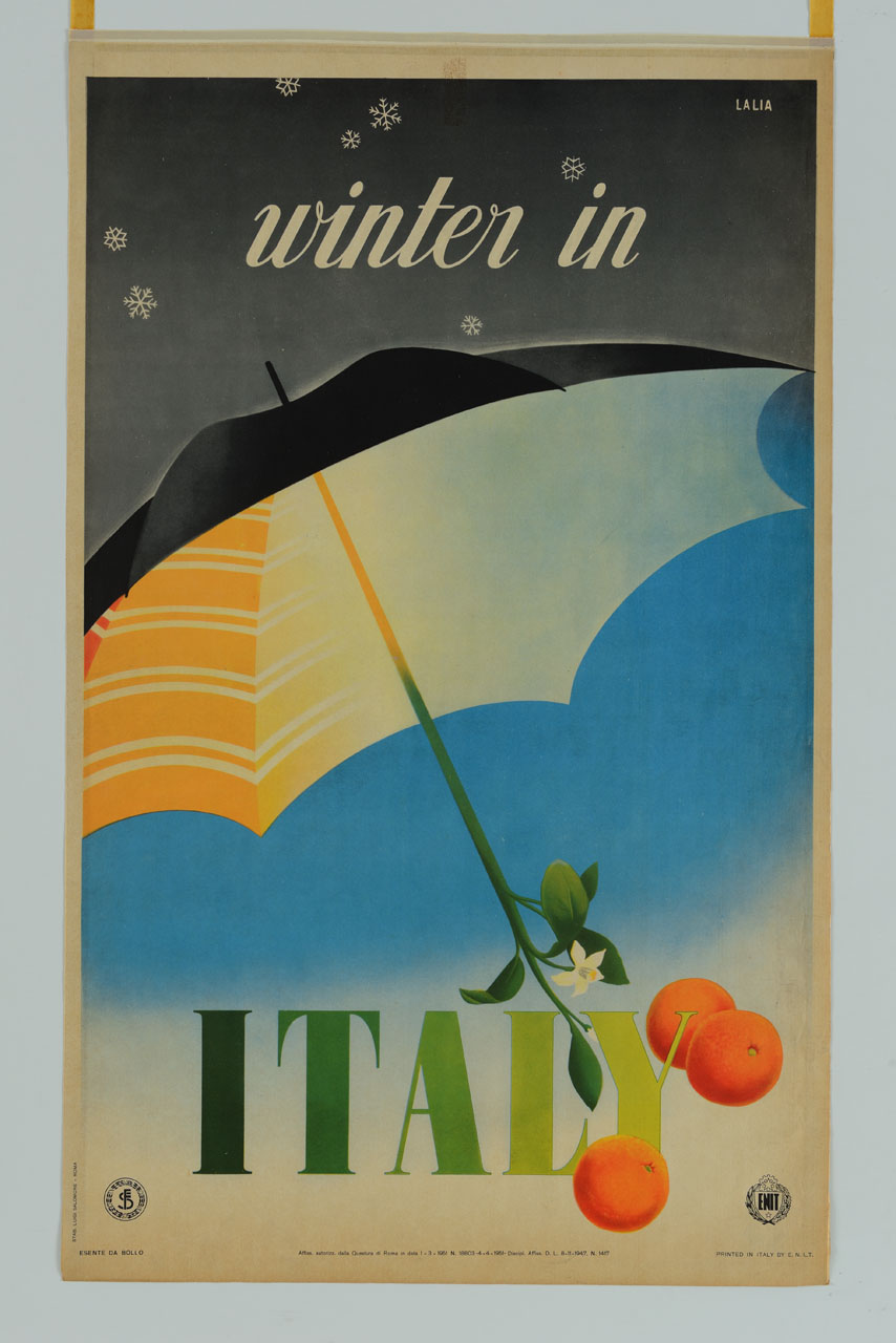 un ombrello nero su cui cadono dei fiocchi di neve, protegge l'interno azzurro e soleggiato; il manico termina con fiori di arcancio; in basso la scritta Italy decorata con alcune arance (manifesto) di Lalia Alfredo (sec. XX)