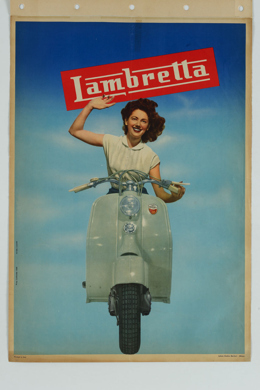 donna sorridente saluta alla guida di una Lambretta (manifesto) - ambito italiano (sec. XX)