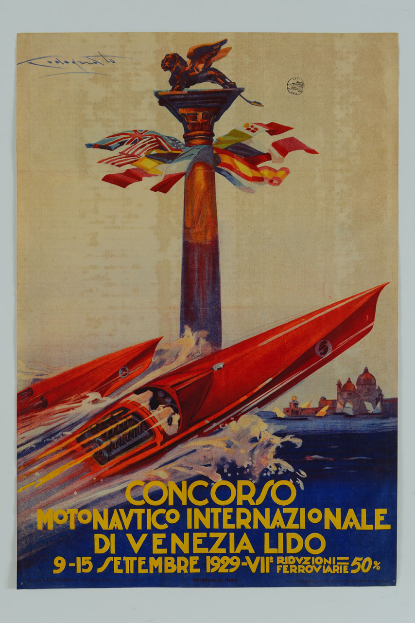 due barche a motore sfrecciano nella laguna veneta, alzando un'onda, i cui spruzzi toccano la colonna di San Marco, decorata con bandiere internazionali; sullo sfondo la basilica di Santa Maria della Salute (manifesto) di Codognato Plinio (sec. XX)