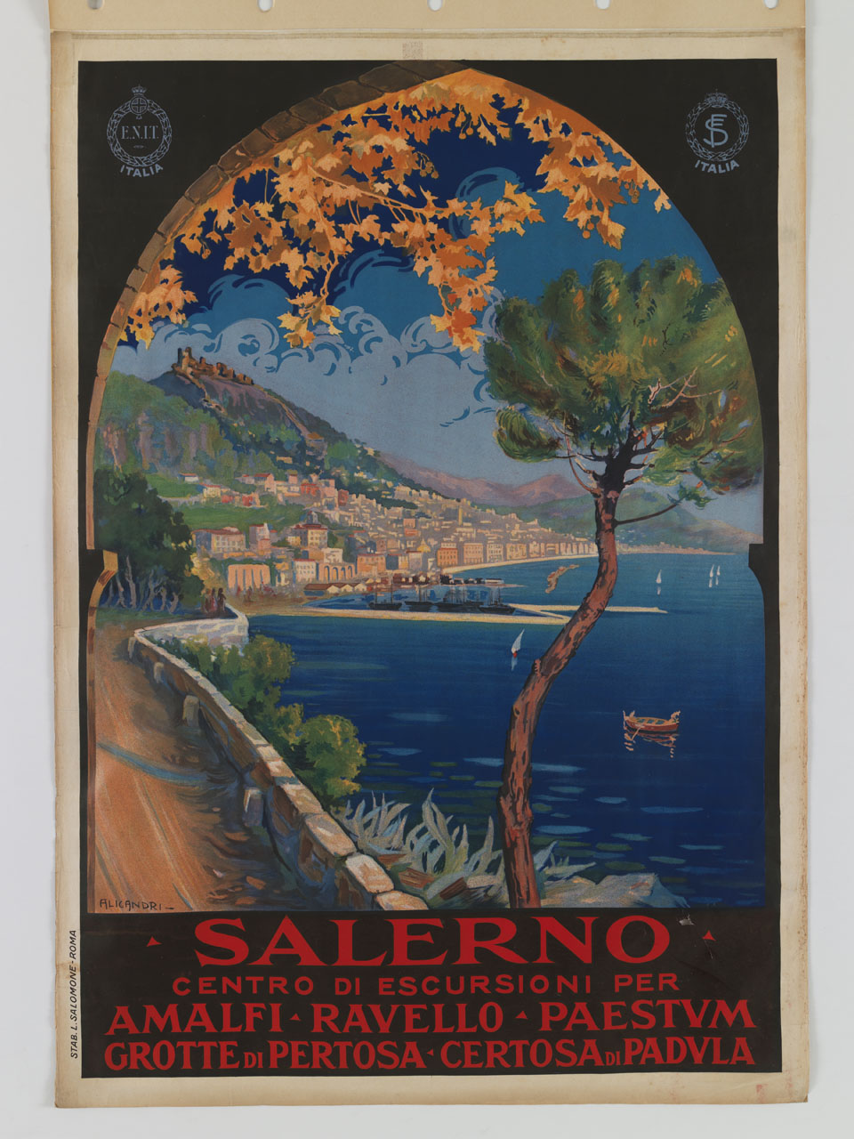 veduta del golfo di Salerno, con la città, la costiera amalfitana, le colline circostanti con il castello di Arechi, visti attraverso un arco ed in primo piano un pino marittimo (manifesto) di Alicandri Vincenzo (sec. XX)