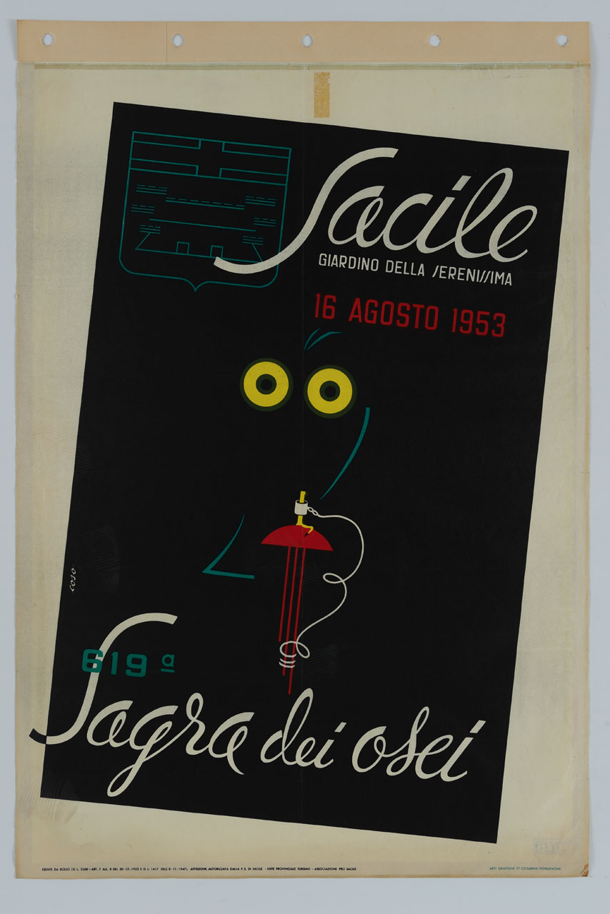 un uccello notturno stilizzato, appolaiato si un trespolo, emerge dal buio con gli occhi gialli; il buio dello sfondo è ruotato verso destra; in alto a sinistra lo stemma stilizzato del Comune di Sacile (manifesto) di Coso (sec. XX)