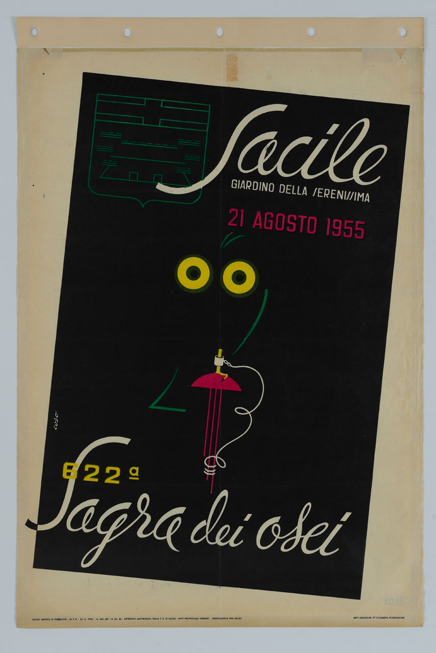 un uccello notturno stilizzato, appolaiato si un trespolo, emerge dal buio con gli occhi gialli; il buio dello sfondo è ruotato verso destra; in alto a sinistra lo stemma stilizzato del Comune di Sacile (manifesto) di Coso (sec. XX)