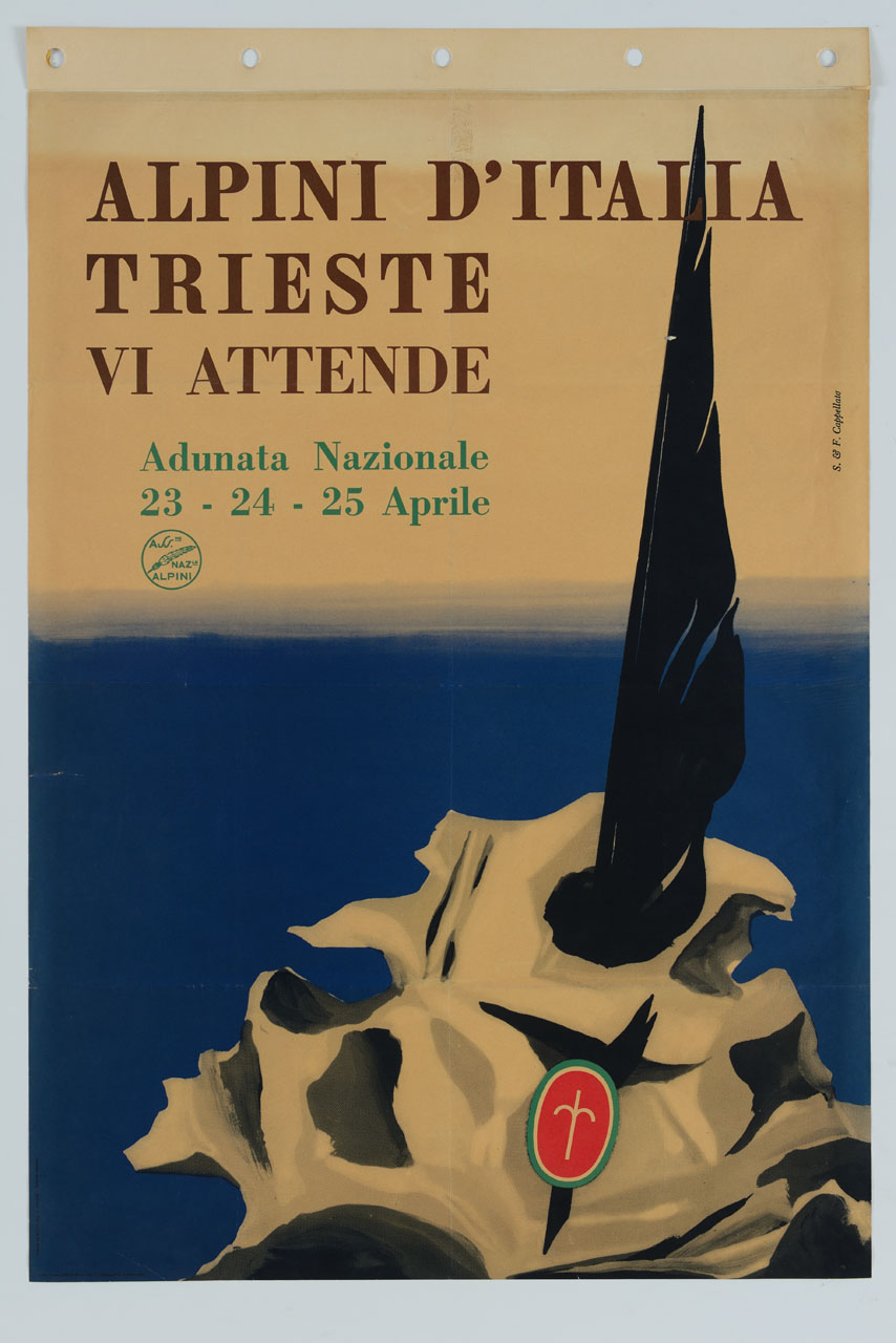 uno sperone roccioso in prossimità del mare con lo stemma della città di Trieste e la penna nera del corpo degli Alpini (manifesto) di S&F Cappellato - Studio di tecnica e grafica pubblicitaria (sec. XX)