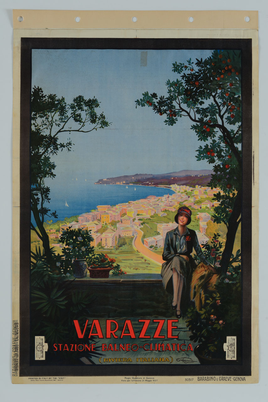 sul bordo di un muretto, delimitato da fiori e piante, siede una donna elegantemente vestita; alle sue spalle il paese di Varazze (manifesto) di Craffonara Aurelio (sec. XX)