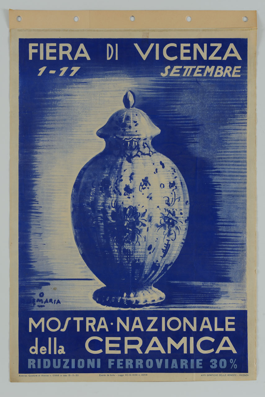 vaso ornamentale bianco con decorazioni floreali azzurre (manifesto) di De Maria Otello - ambito italiano (sec. XX)