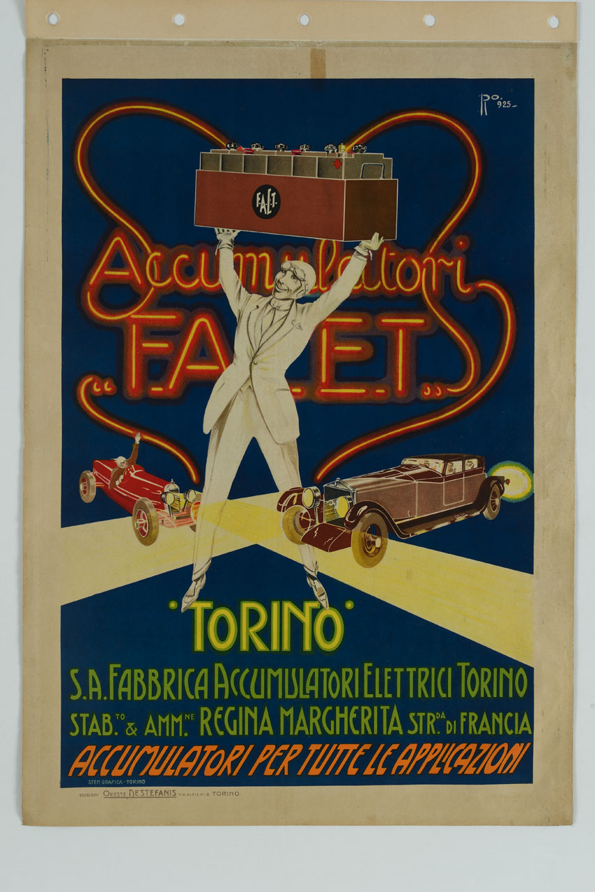 uomo in abito bianco con cuffia da pilota solleva grande accumulatore elettrico collegato a due automobili (manifesto) - ambito italiano (sec. XX)