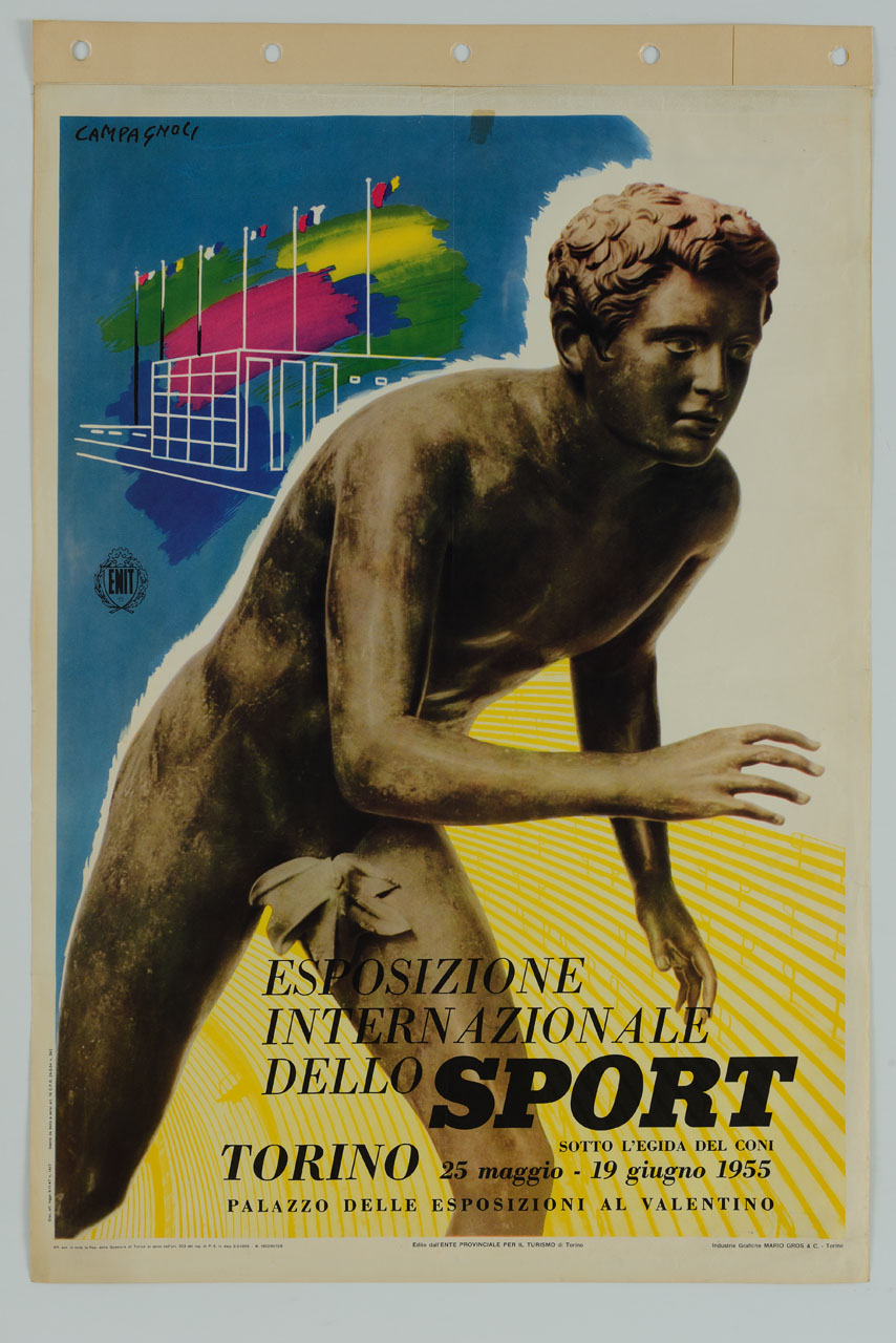 in primo piano la scultura di uno dei corridori della Villa dei papiri di Ercolano, sullo sfondo l'ingresso del Palazzo delle Esposizioni di Torino con in cima alcune bandiere (manifesto) di Campagnoli Adalberto (sec. XX)