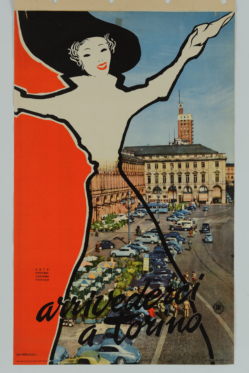 donna con camicia bianca e cappello nero saluta sorridente, sventolando un fazzoletto bianco; dalla trasparenza della sua gonna si vede il lato ovest di Piazza San Carlo Borromeo a Torino, gremita di automobili; sullo sfondo la Torre Littoria (manifesto) di Campagnoli Adalberto (sec. XX)