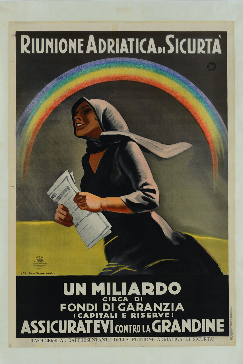 una contadina vestita di nero con il capo coperto cammina sorridente lungo un campo, sotto un cielo nero e minaccioso, tenedo in mano una polizza assicurativa, protetta da un arcobaleno (manifesto) di Dudovich Marcello (sec. XX)