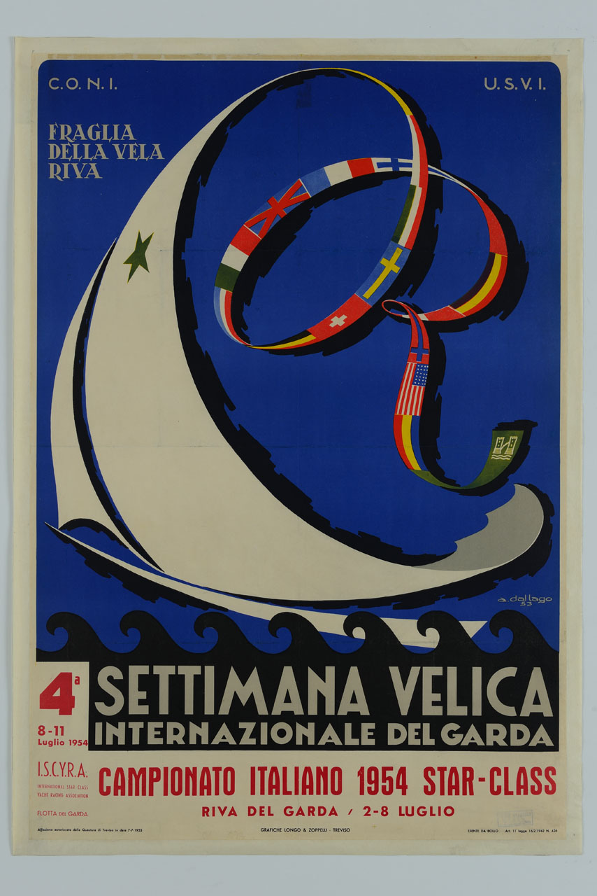 una barca a vela sola le onde del Lago di Garda; la punta termina in un nastro con bandiere internazionali che formano la lettera R, l'ultima delle quali ha lo stemma della scuola di vela di Riva del Garda (manifesto) di Dal Lago Achille (sec. XX)