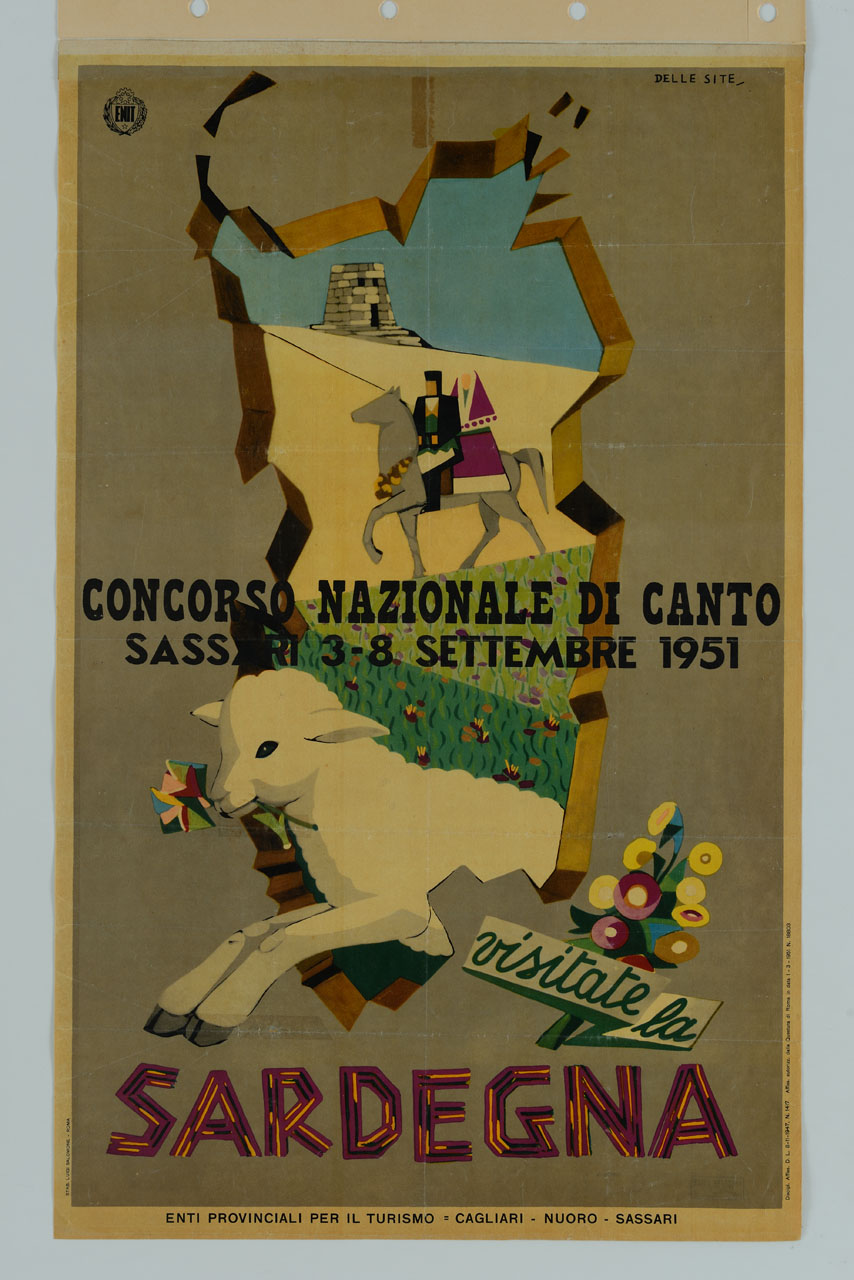 attraverso la sagoma della Sardegna aperta nella roccia esce un agnellino con in bocca un fiore; in alto un campo fiorito, una coppia con abiti folclorisitci a cavallo e un nuraghe; sulla destra un mazzo di fiori con cartiglio (manifesto) di Delle Site Mino (sec. XX)